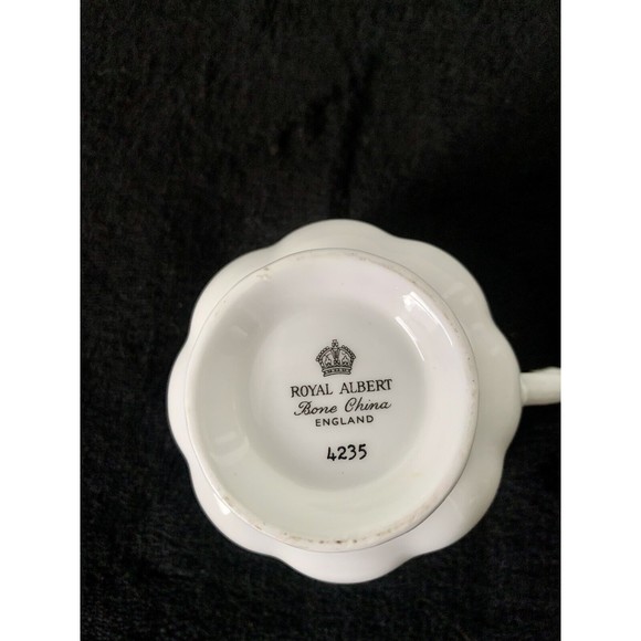 Royal Albert 4235 Gold & White Teacup & Saucer Bone China Gold Footed England - Picture 4 of 7